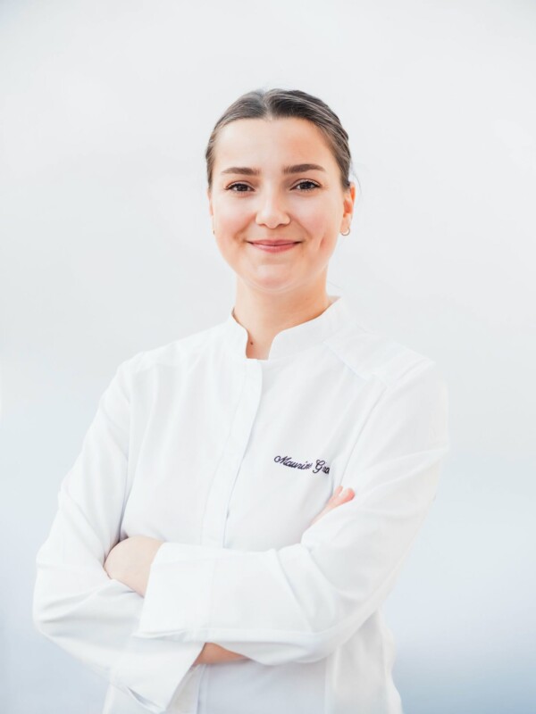 Portrait de Maurine Géron, bras croisés, en veste de chef