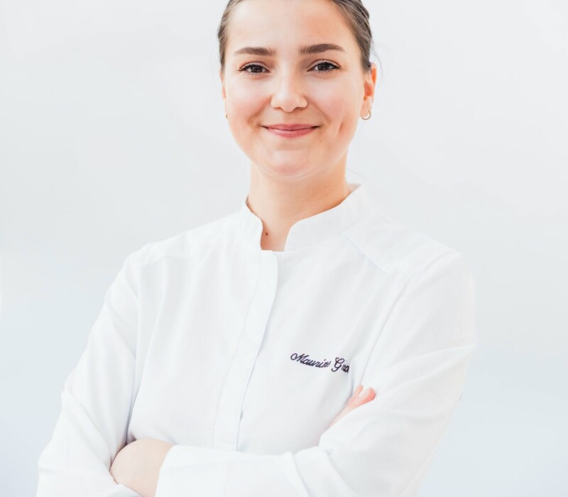 Portrait de Maurine Géron, bras croisés, en veste de chef