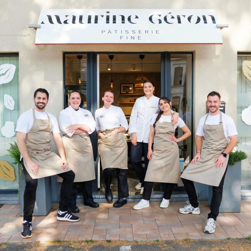 Toute l'équipe de Maurine Géron Pâtisserie fine devant la façade de la boutique